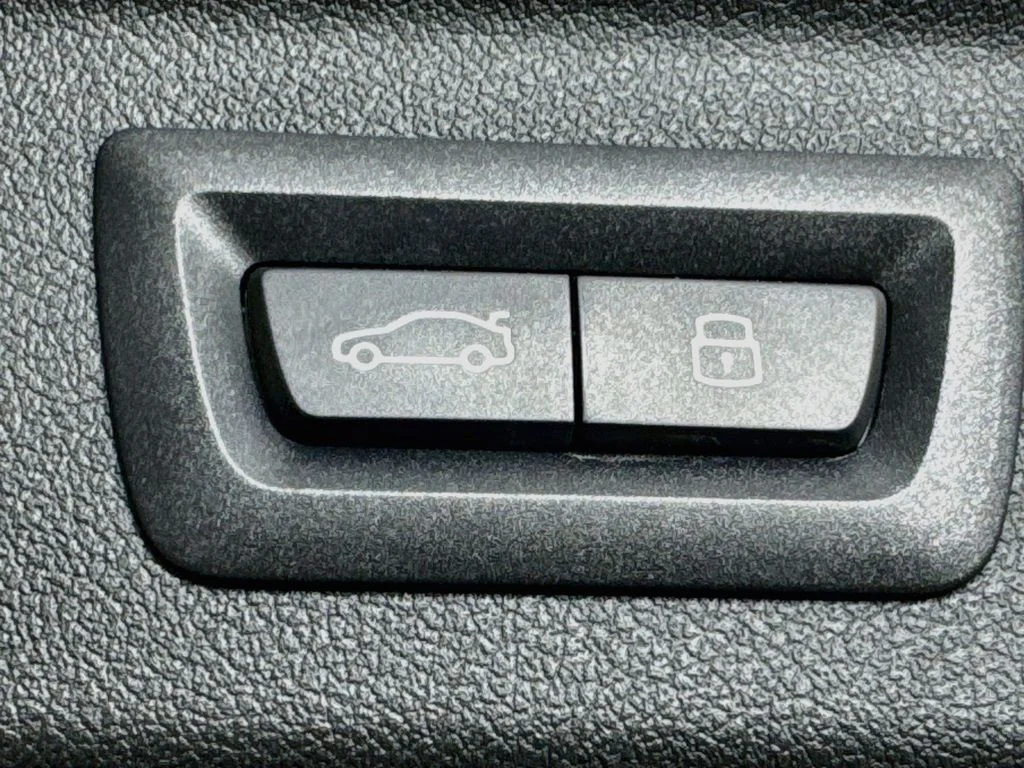 Used 2025 White BMW xDrive28i image 34