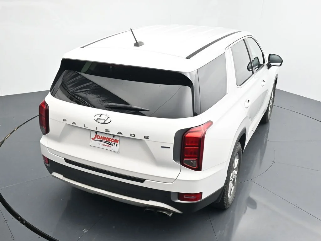 Used 2021 White Hyundai SE image 25