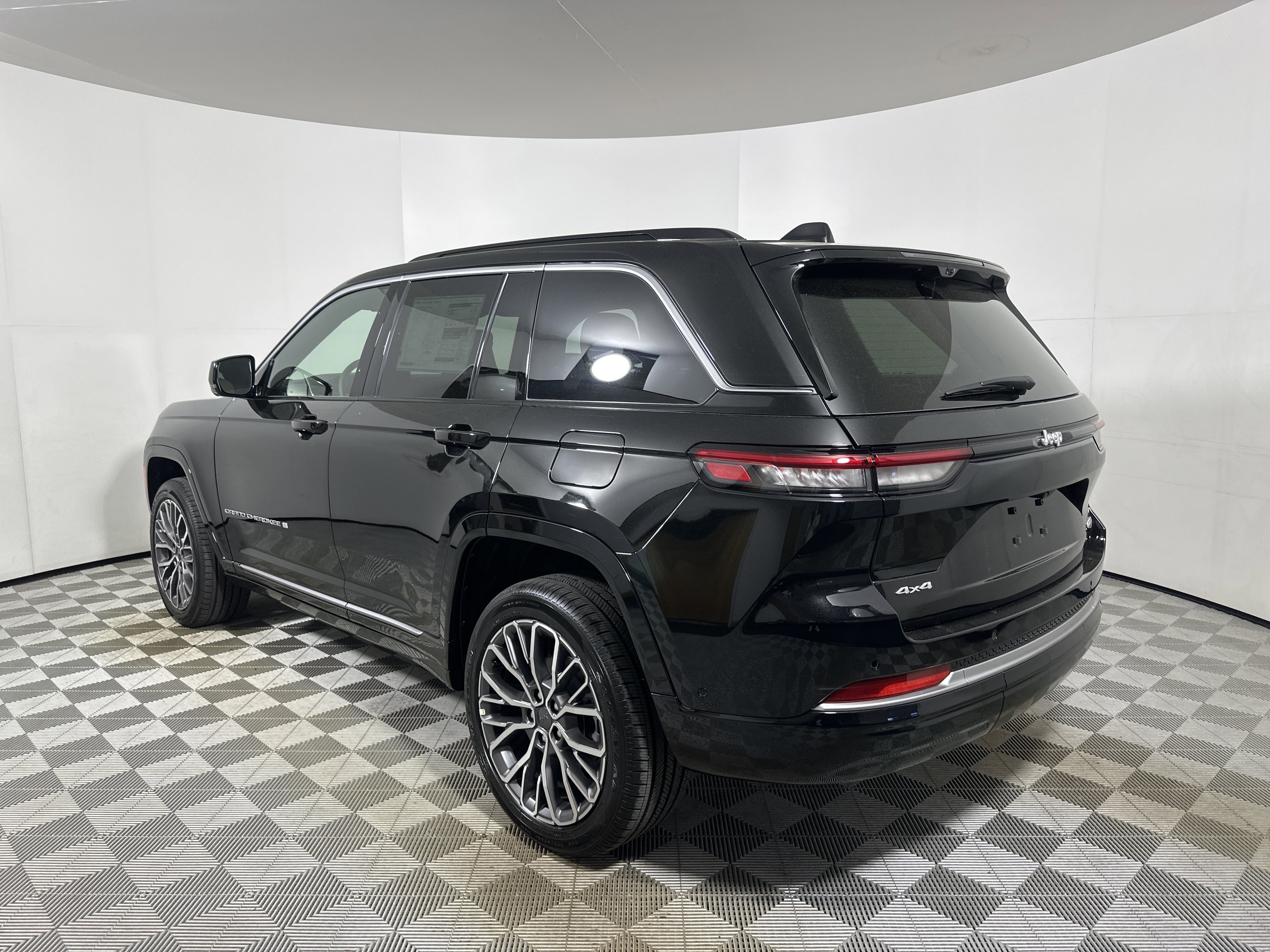 New 2026 Diamond Black Crystal Pearlcoat Jeep Summit image 5