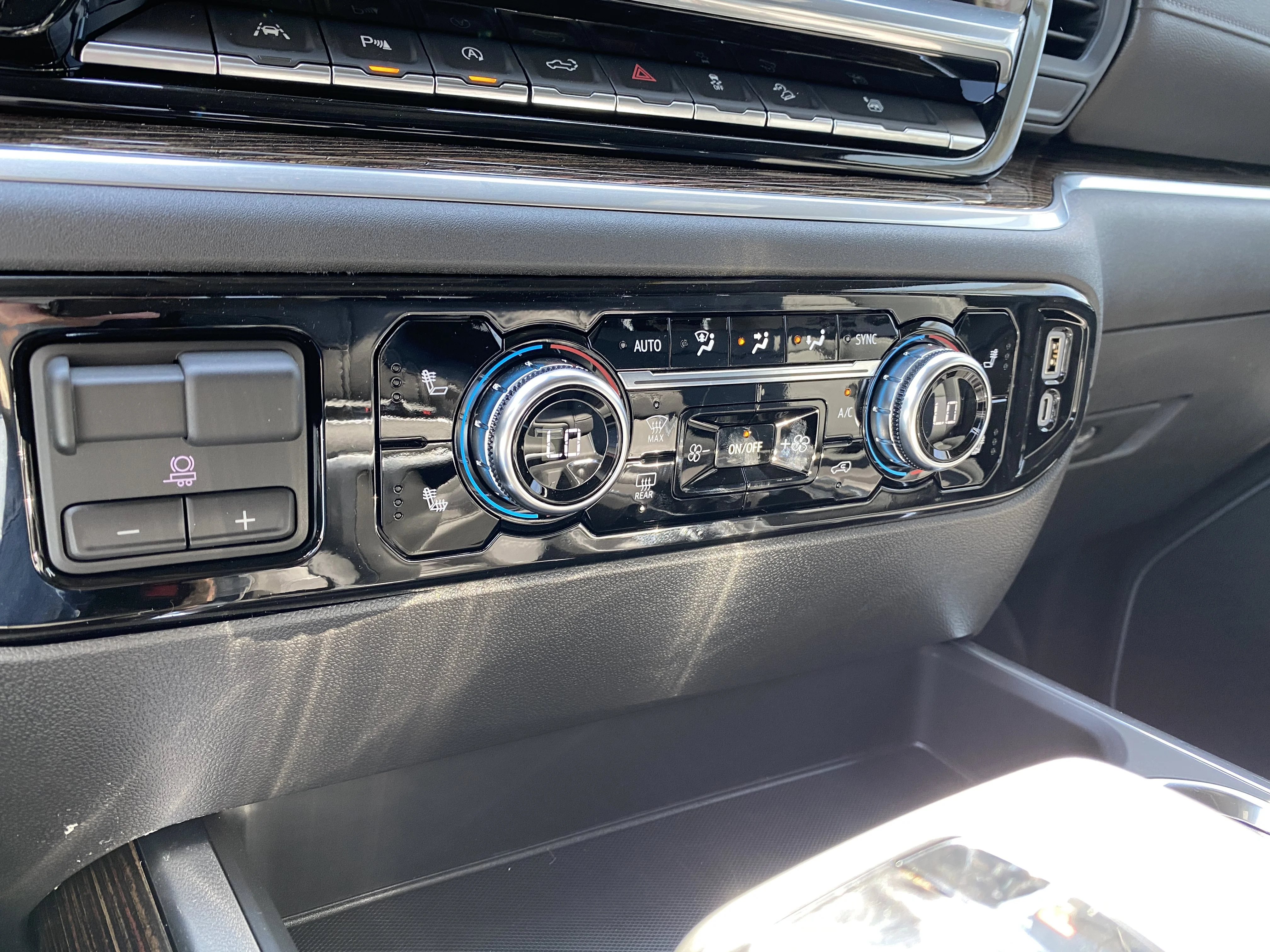 New 2026 ONYX BLACK GMC Elevation image 23