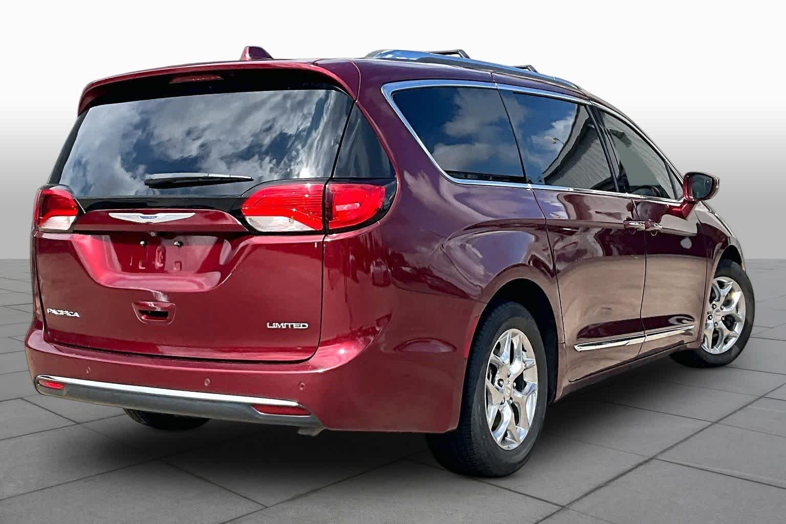 Used 2018 Velvet Red Pearlcoat Chrysler Limited image 12