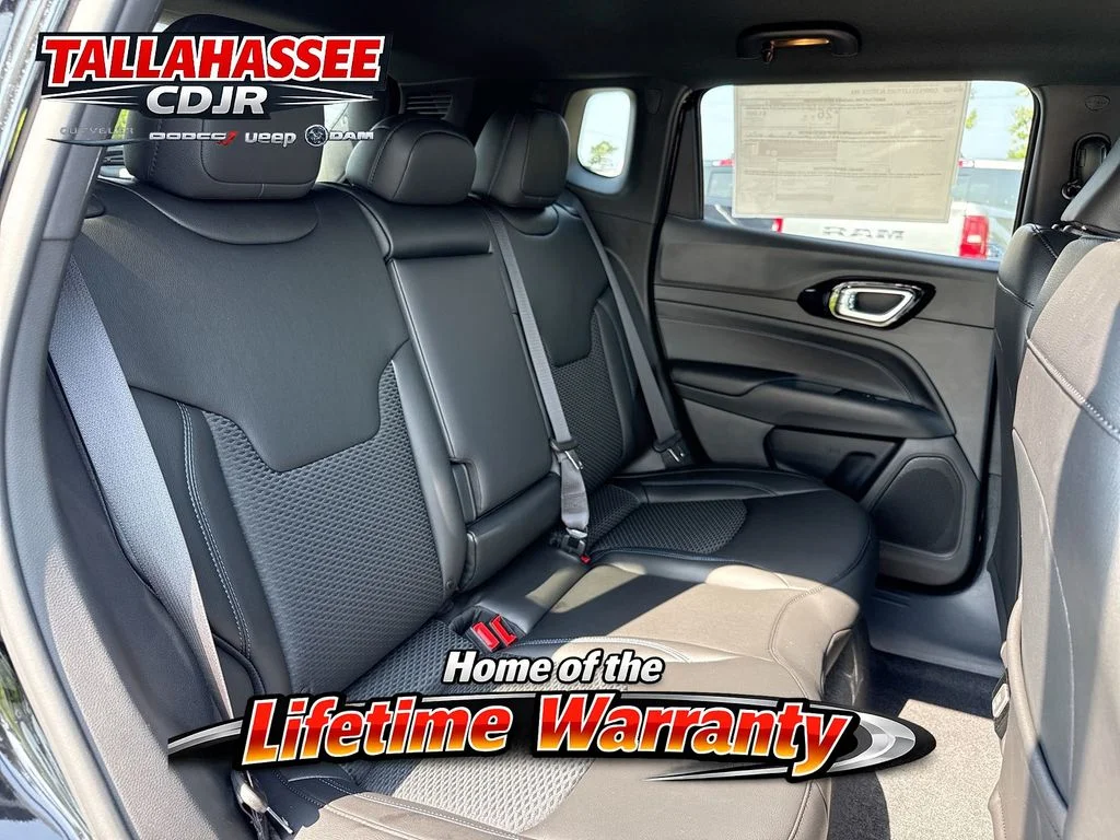 New 2026 Diamond Black Crystal Pearlcoat Jeep Latitude image 26