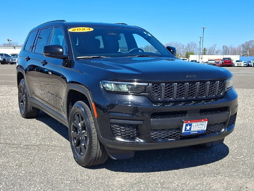 Used 2024 Diamond Black Crystal Pearlcoat Jeep Altitude image 2