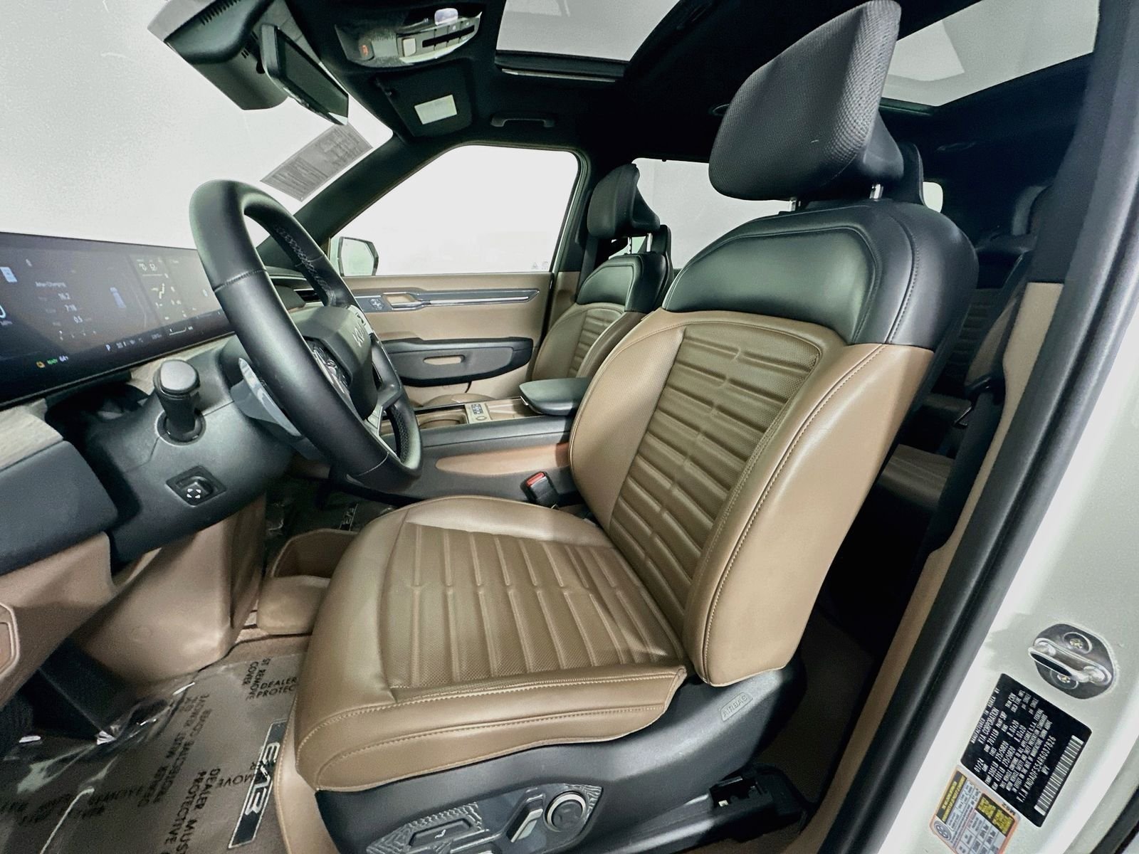 Used 2024 Snow White Pearl Kia Land image 21