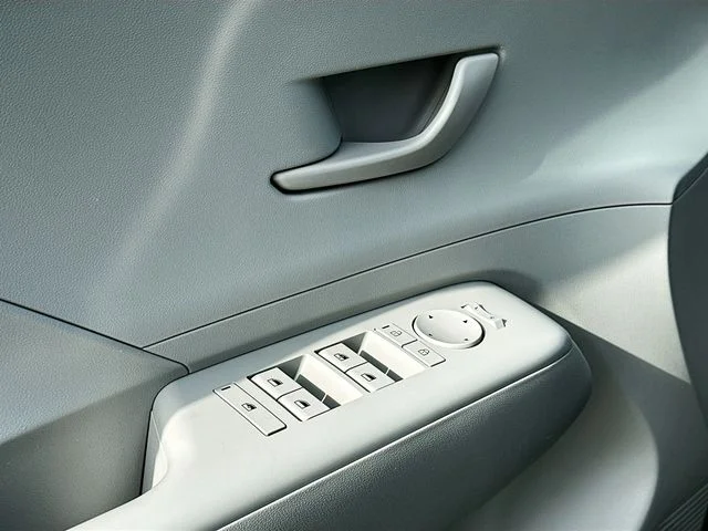 Used 2025 Green Hyundai SEL image 17