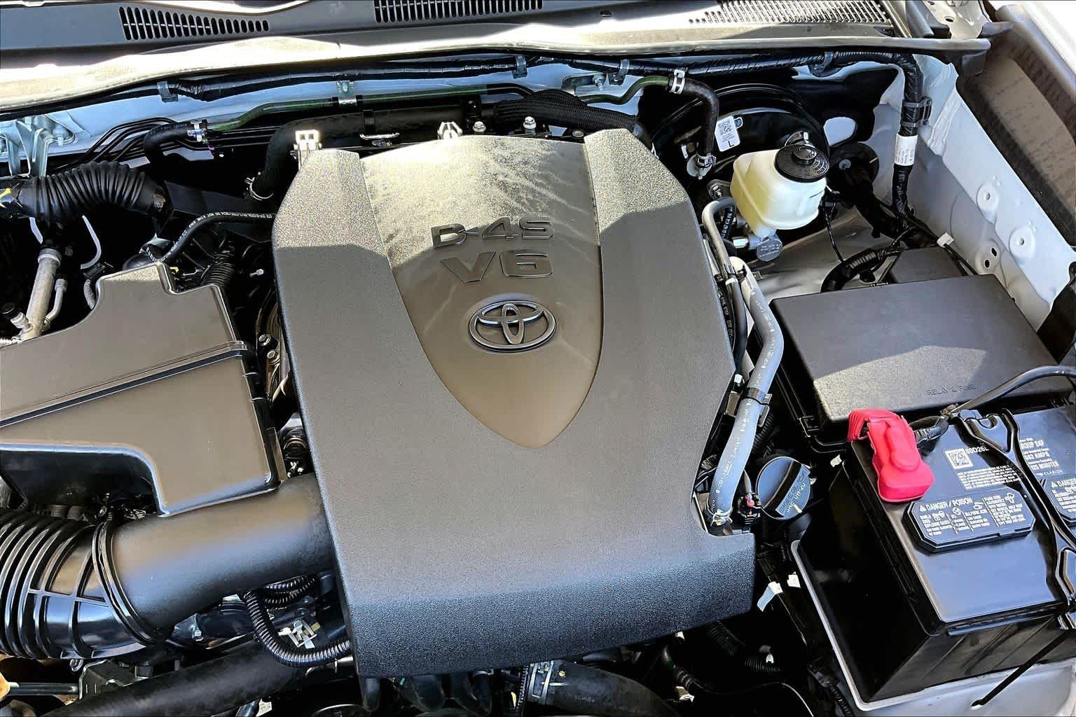 Used 2023 Wind Chill Pearl Toyota Limited image 33