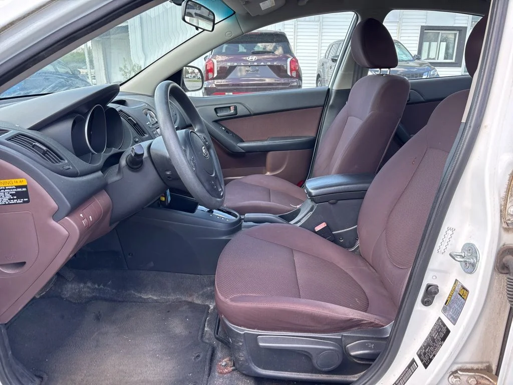 Used 2010 White Kia EX image 9