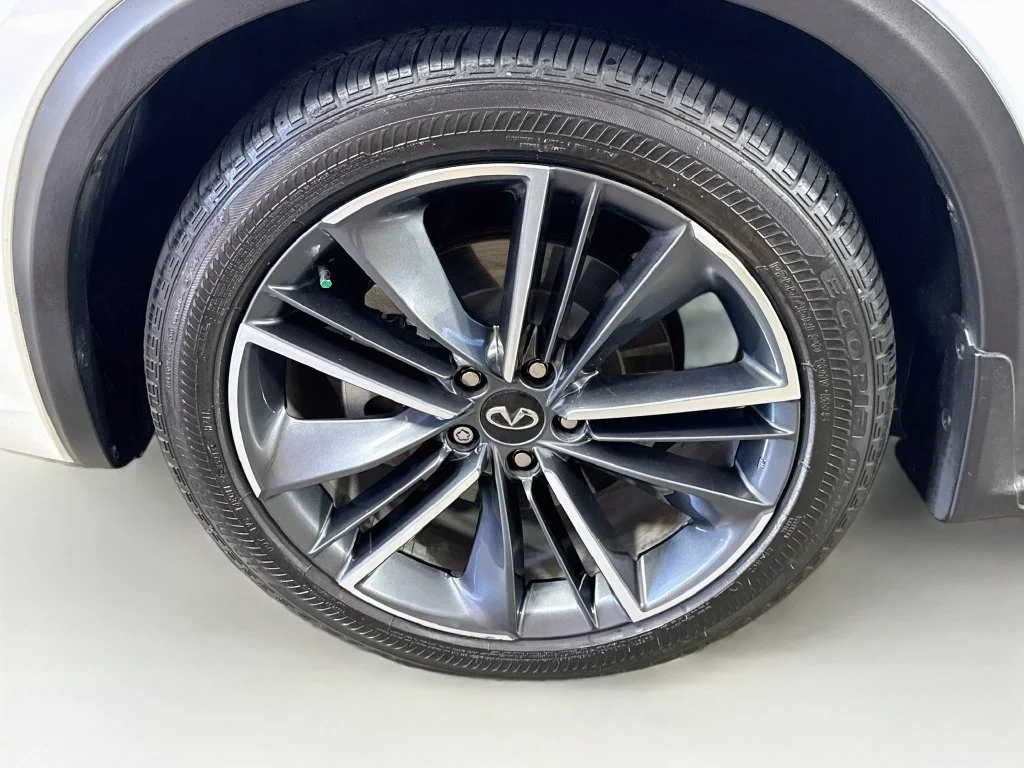 Certified Used 2025 White INFINITI LUXE image 44