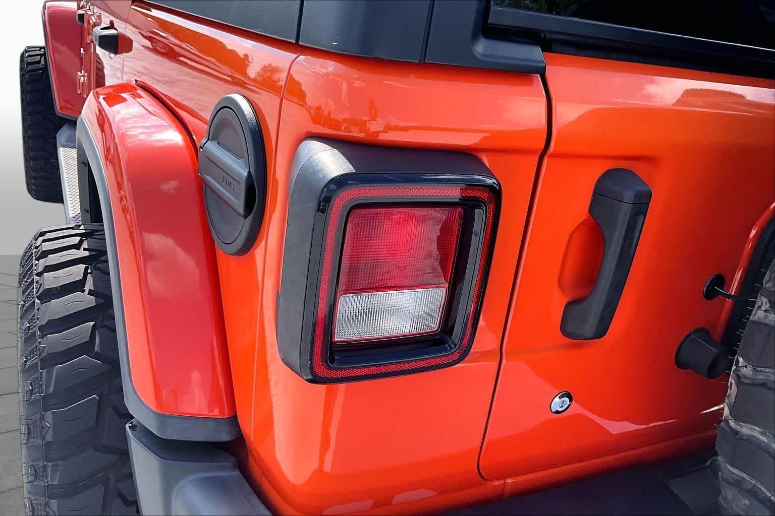 Used 2019 Punkn Metallic Clear Coat Jeep Sahara image 28