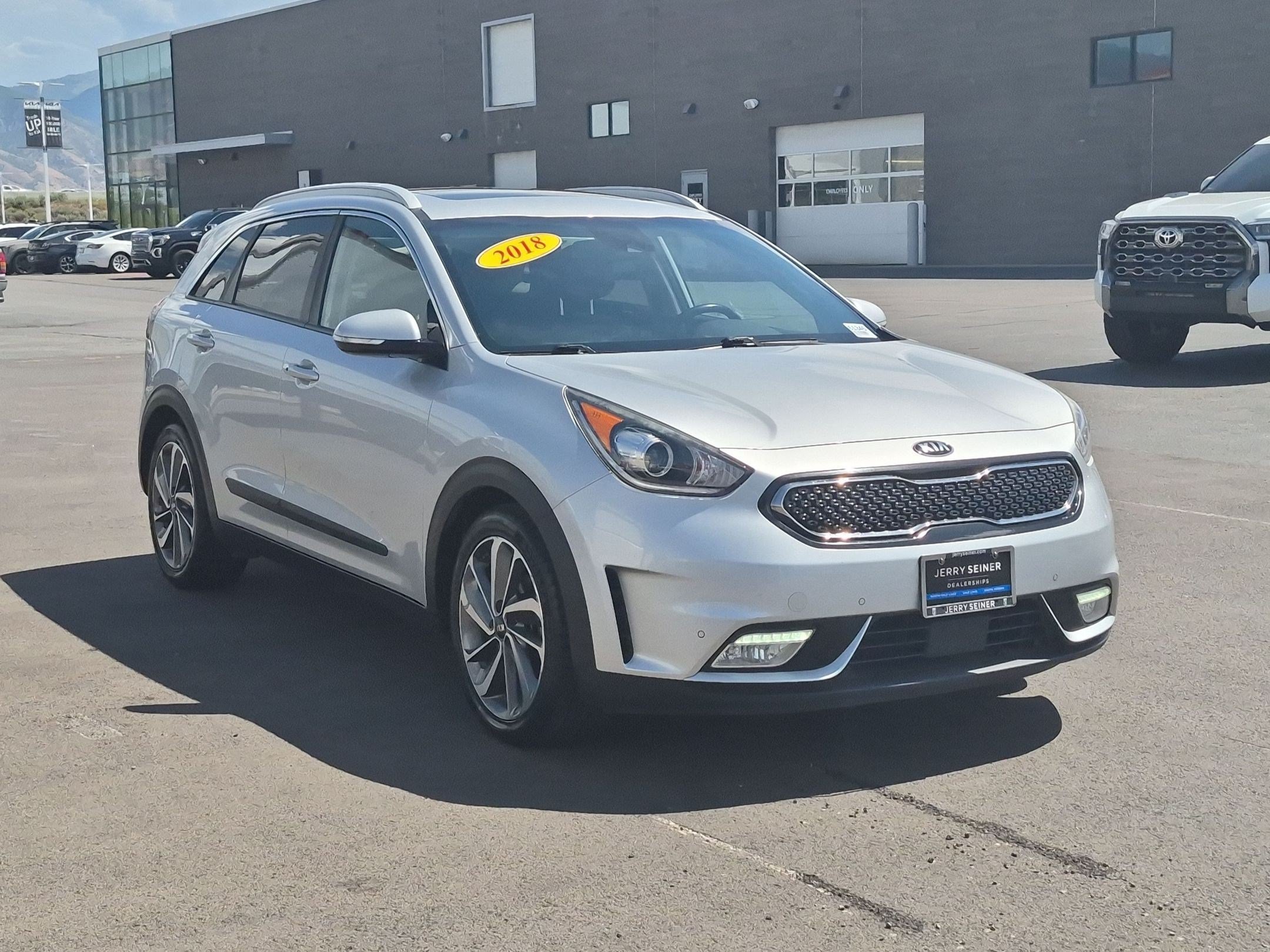 Used 2018 Silky Silver Kia Touring image 7
