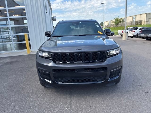 Used 2024 Gray Jeep Limited 4x4 image 4