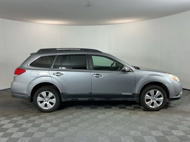Used 2010  Subaru 2.5i Premium image 4