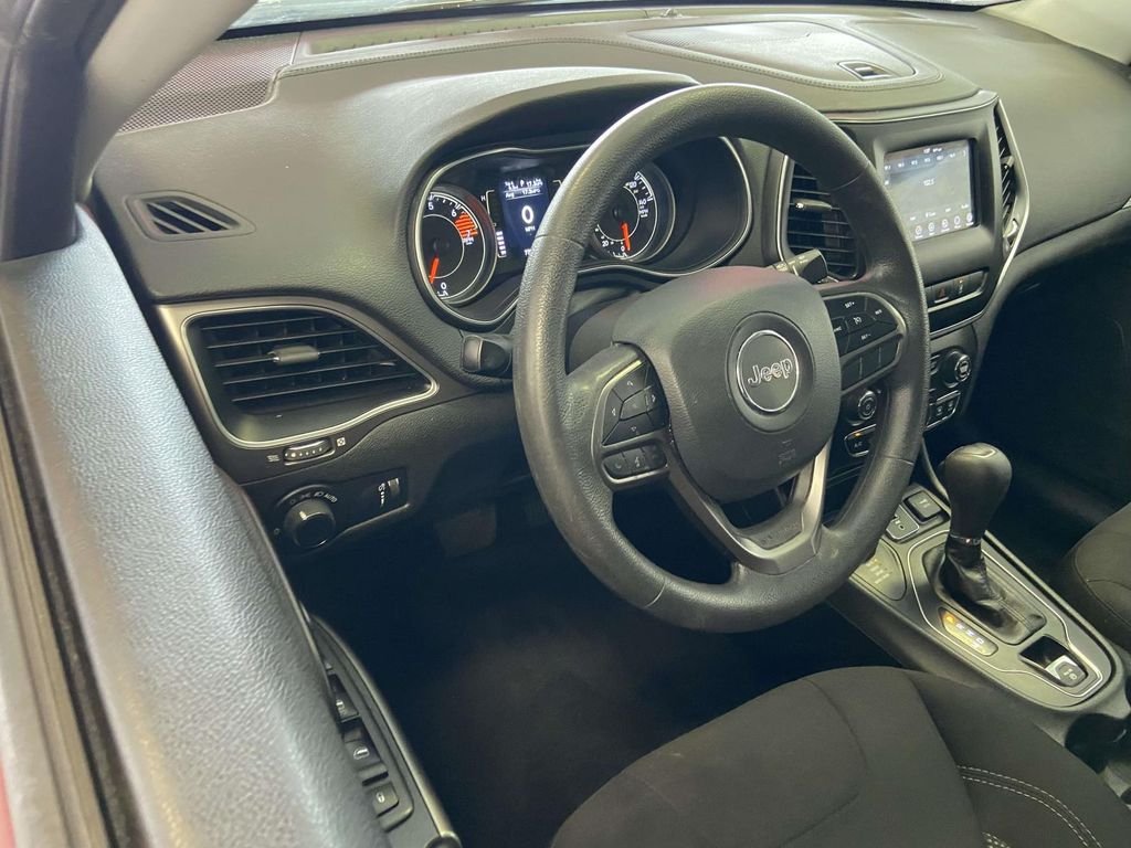 Used 2021 Red Jeep Latitude image 12
