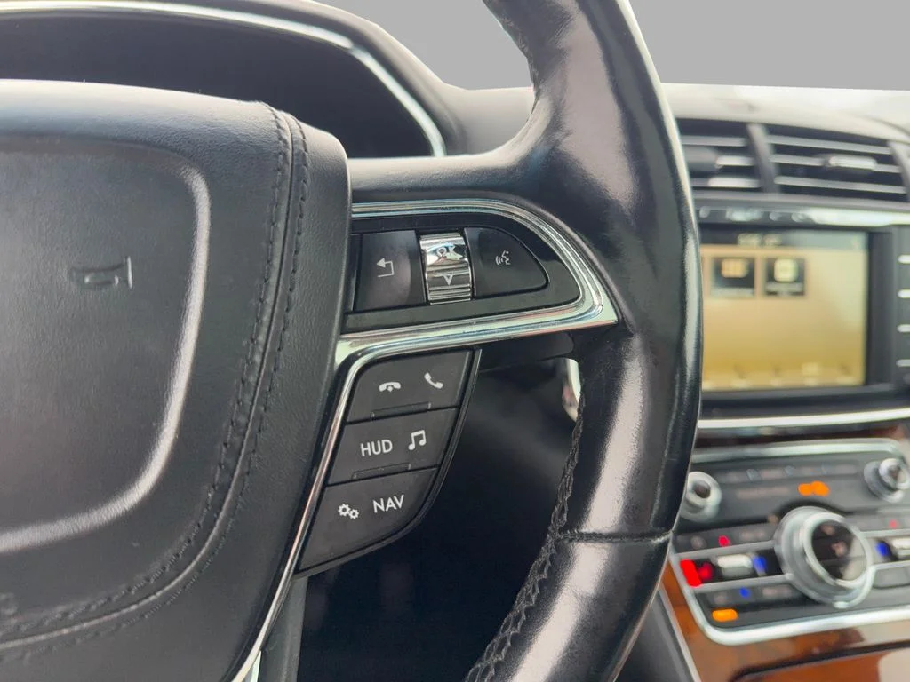 Used 2018 White Lincoln Reserve image 15