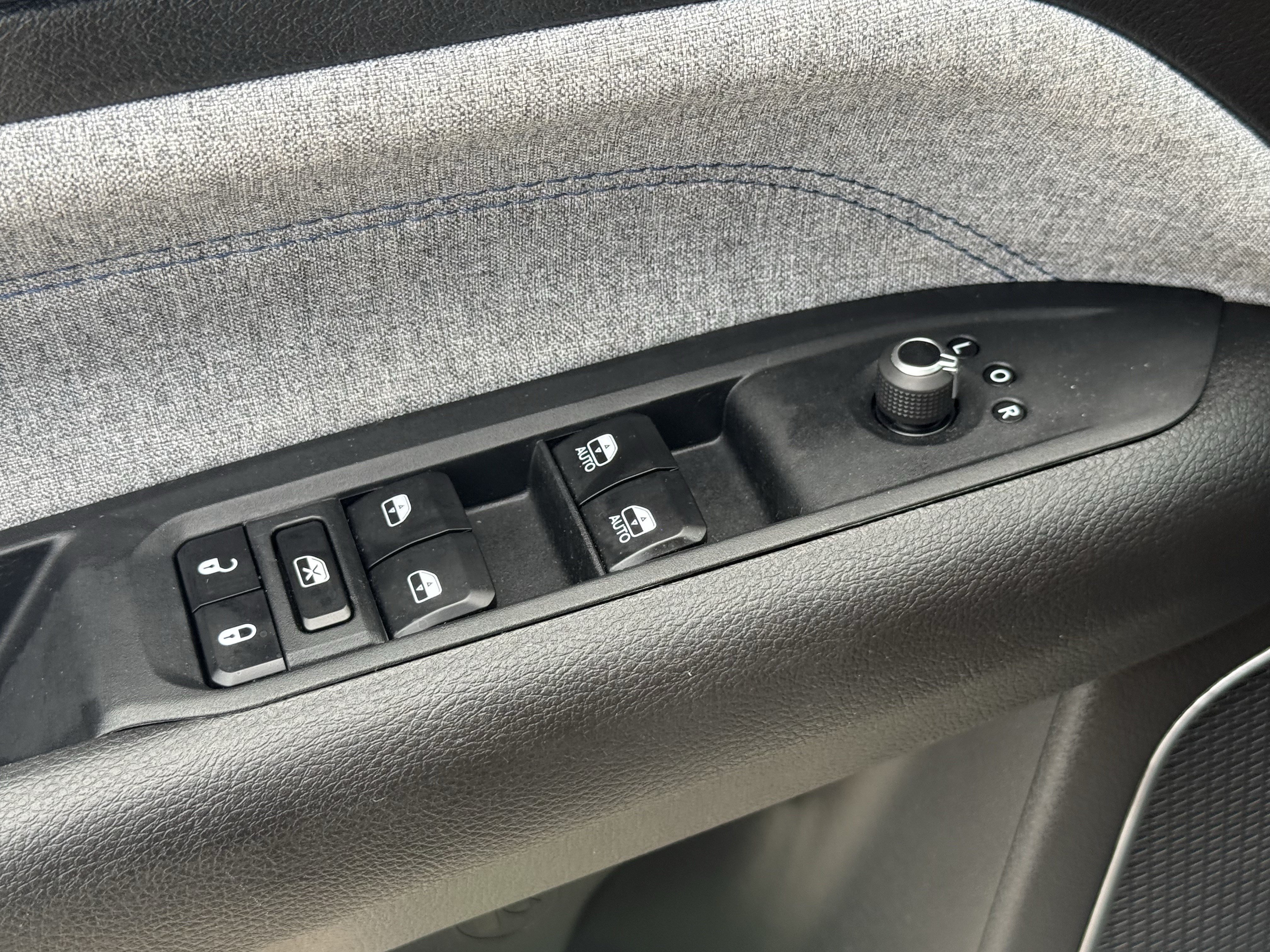 Used 2025 Diamond Black Crystal Pearlcoat Jeep Latitude image 25
