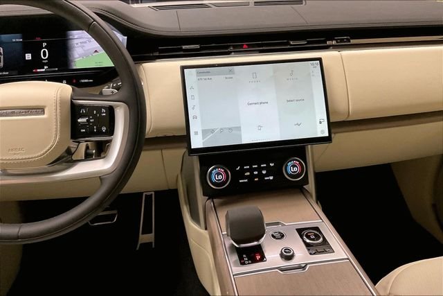 Used 2023 White Land Rover SE image 5