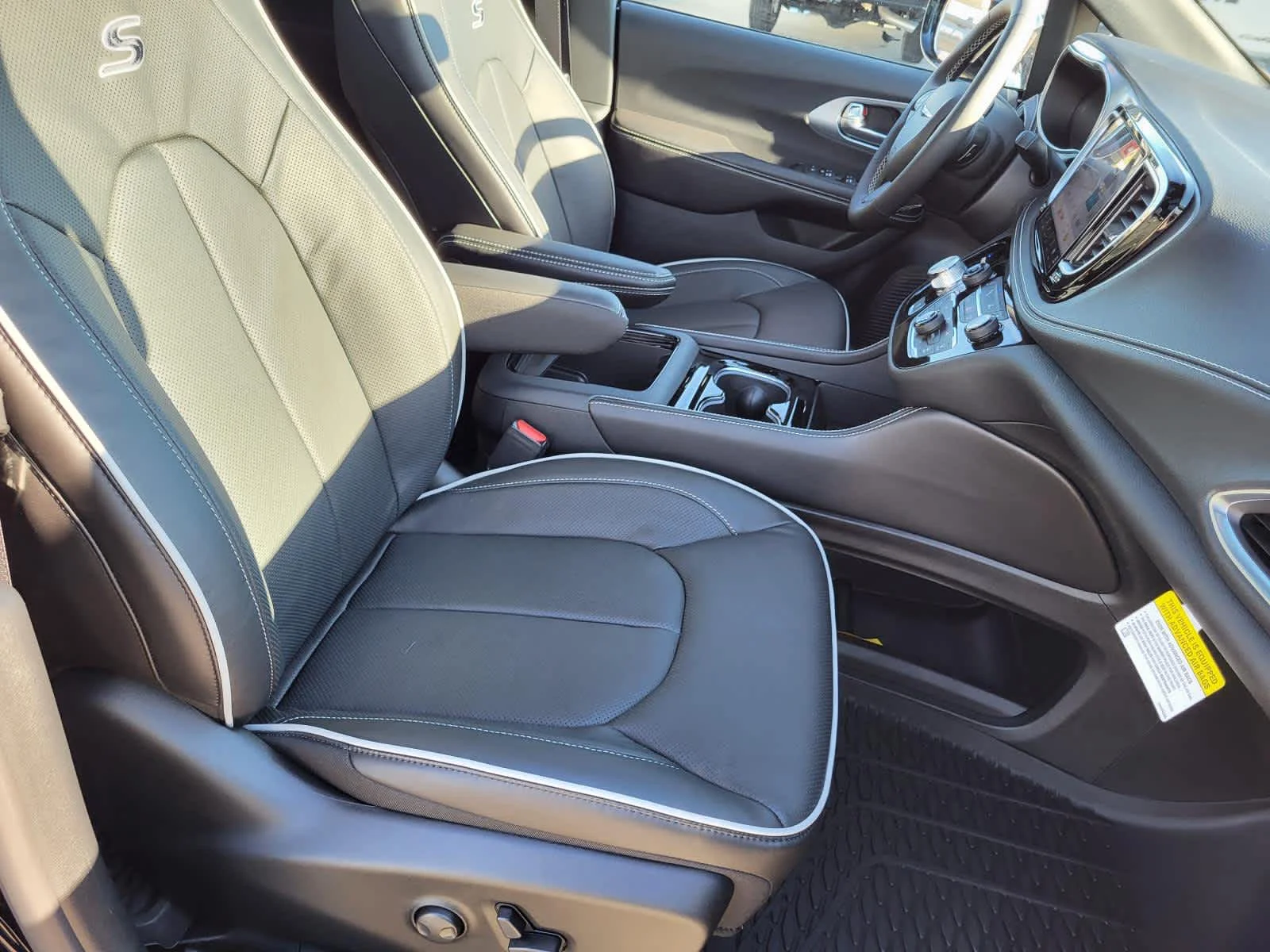 New 2026 Diamond Black Crystal Pearl-Coat Exterior Paint Chrysler Limited image 10