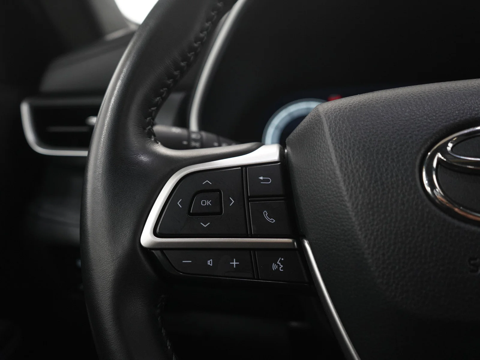 Used 2025 Black Toyota XSE AWD (Natl) image 25