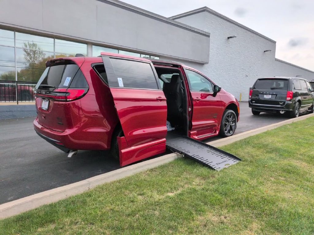 Used 2027 Red Chrysler Select image 2
