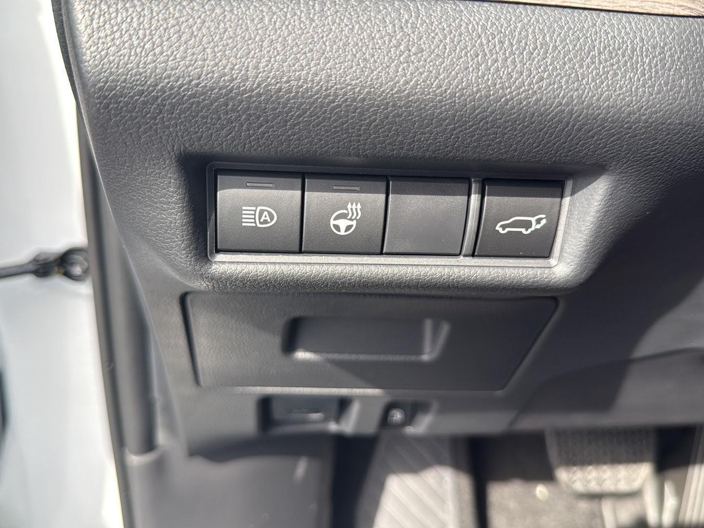 Used 2026 Wind Chill Pearl Toyota Platinum image 12