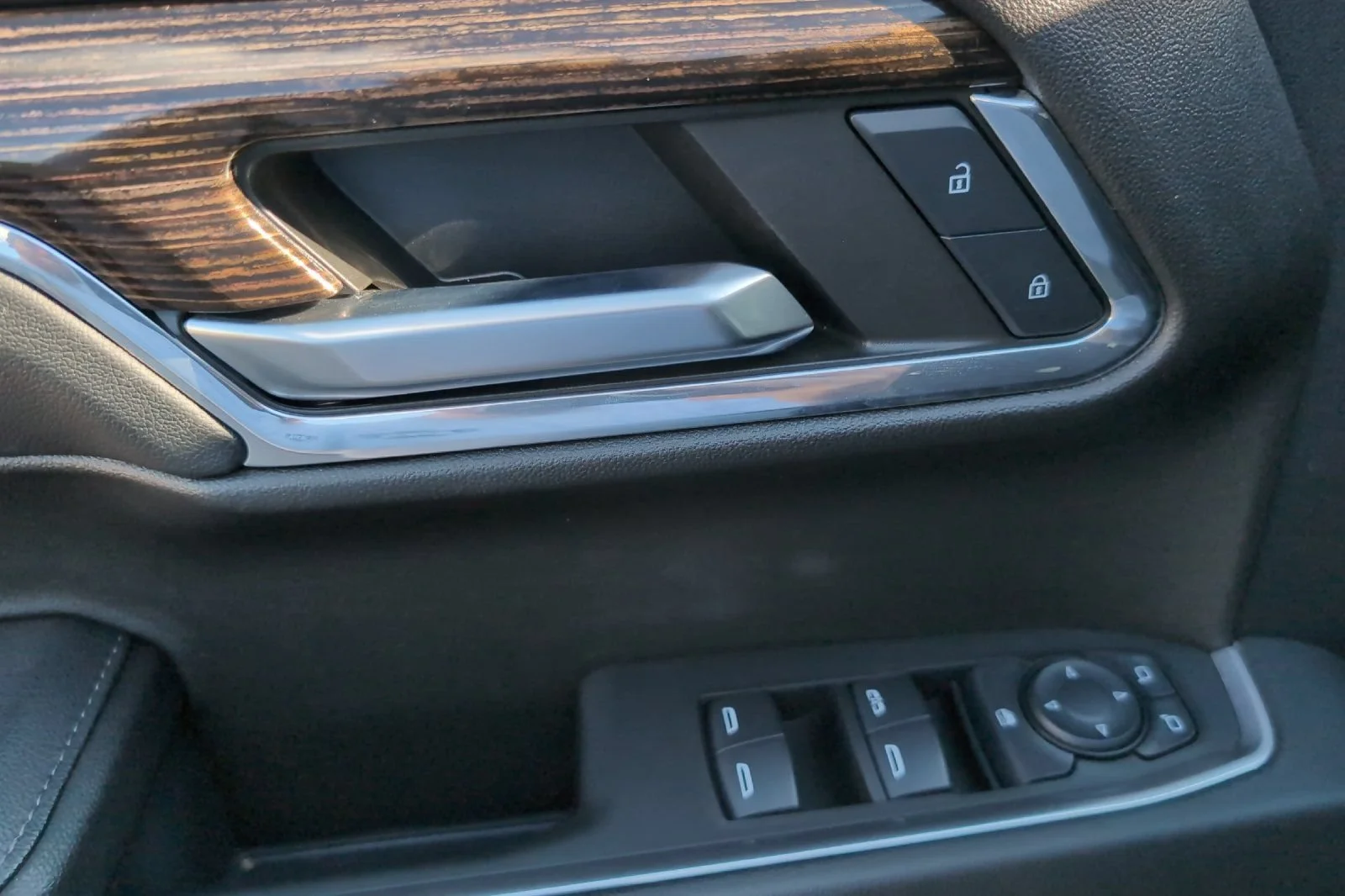 Used 2024 Onyx Black GMC Elevation image 12