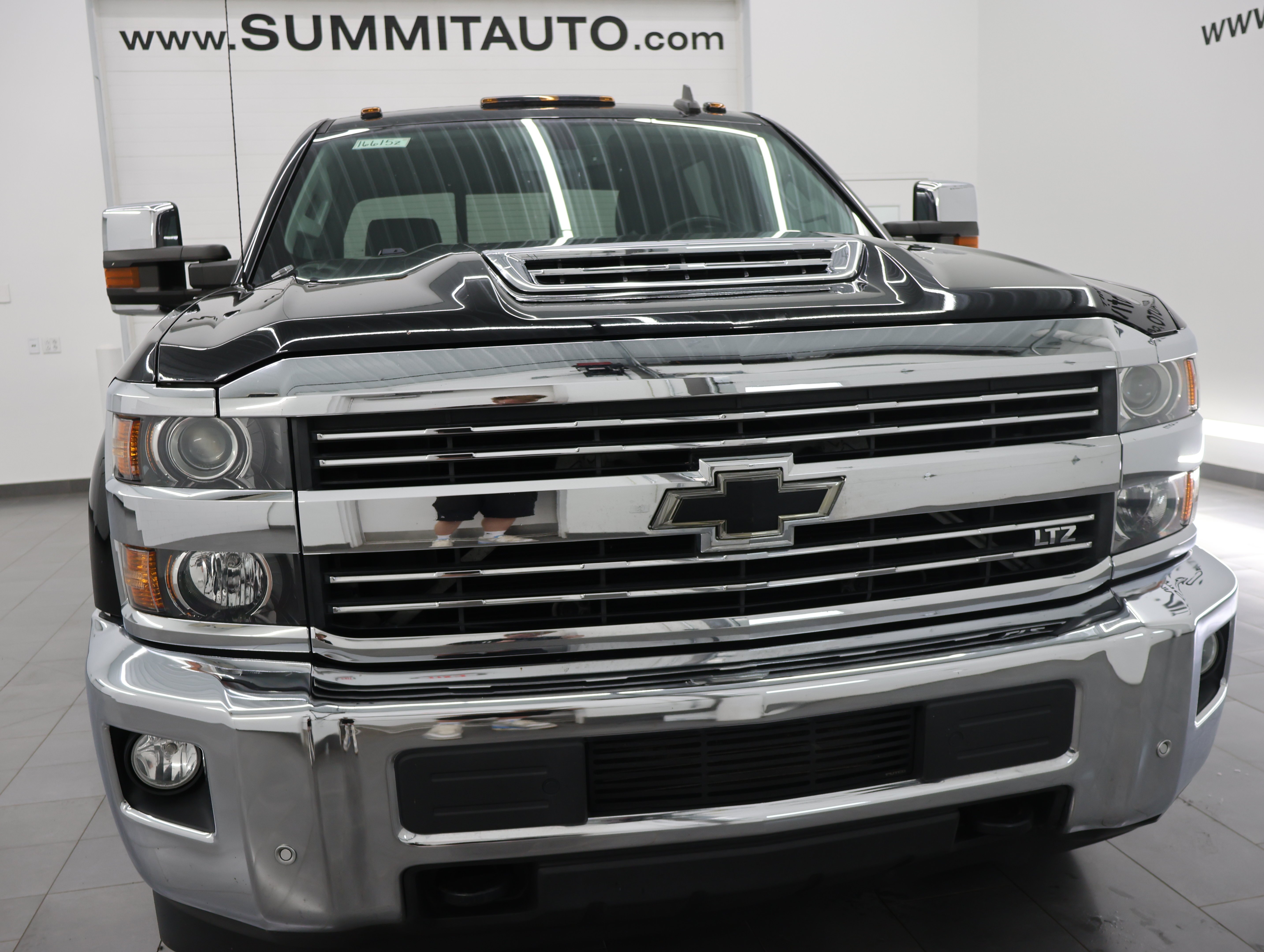 Used 2017 Black Chevrolet 4x4 Crew Cab LTZ DRW: CREW-LONG-DRW-LTZ-6.6L L5P DIESEL-NAV-HEAT/COOL SEATS-BACKUP CAM image 21
