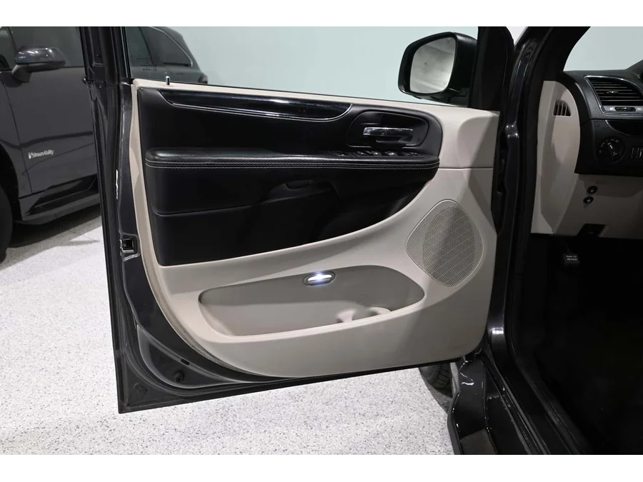 Used 2019 GRAY Dodge SXT Mobility Handicap Van image 30