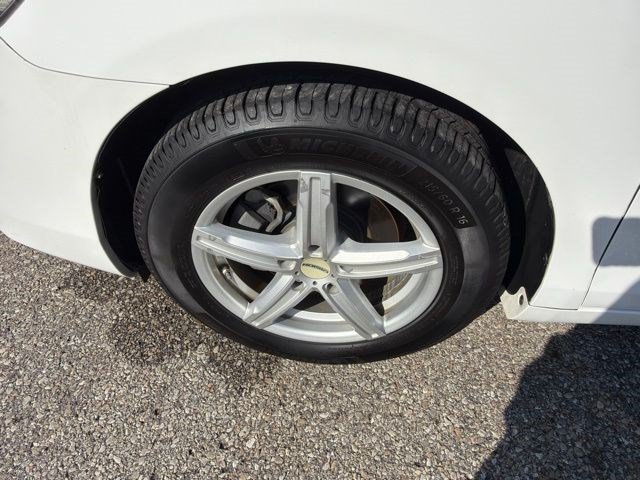 Used 2011 Super White Toyota LE image 10