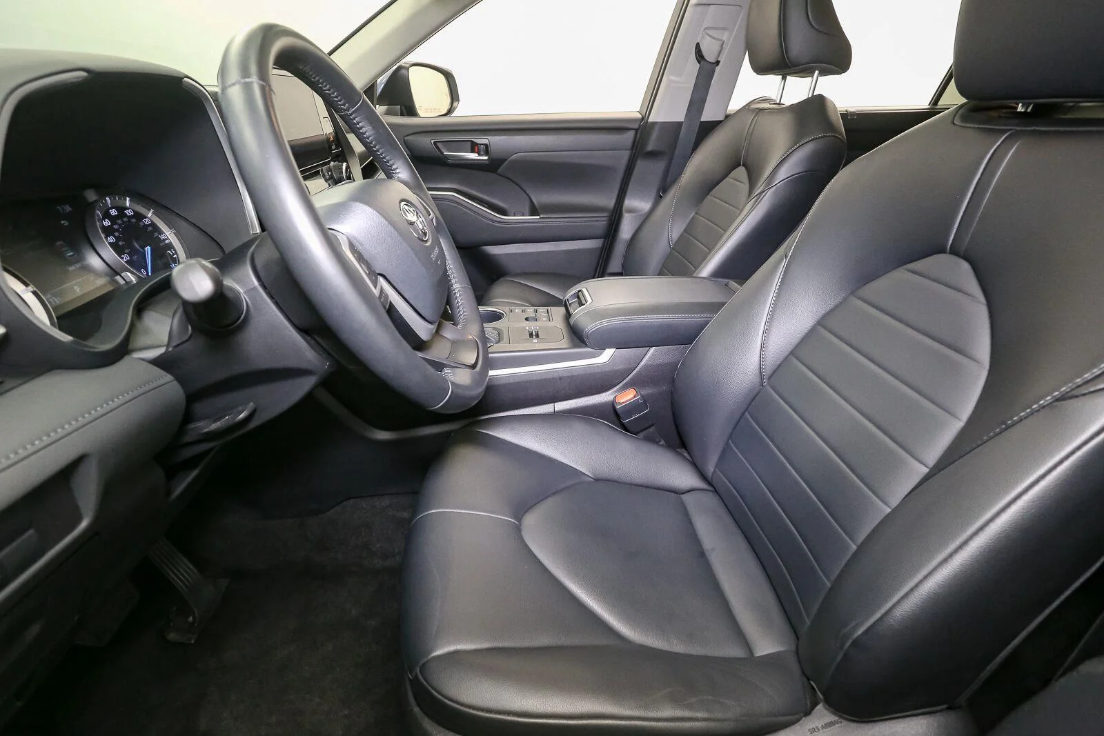 Used 2023 Moon Dust Toyota XLE image 48