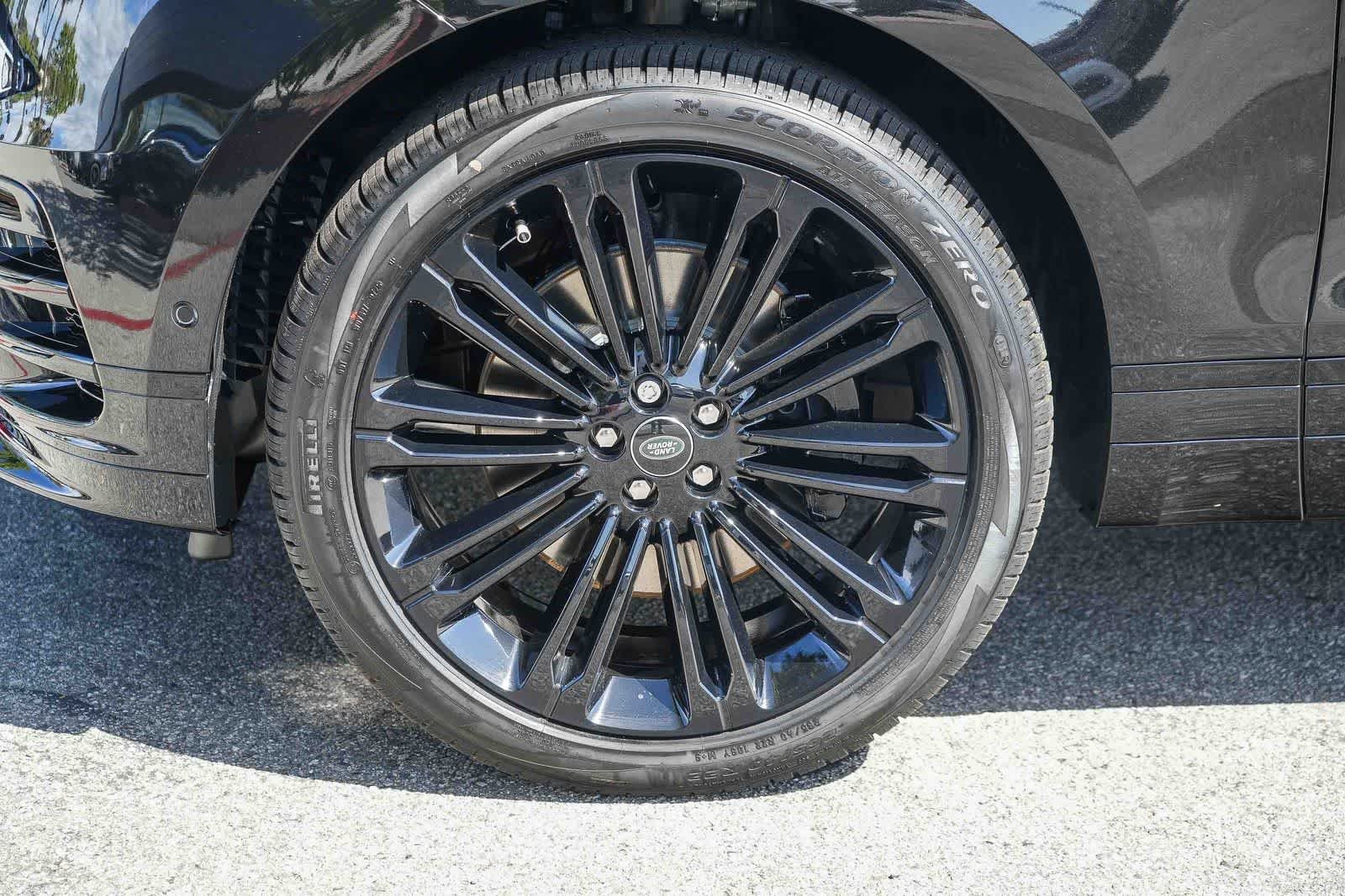 New 2026 Santorini Black Land Rover Dynamic SE image 9