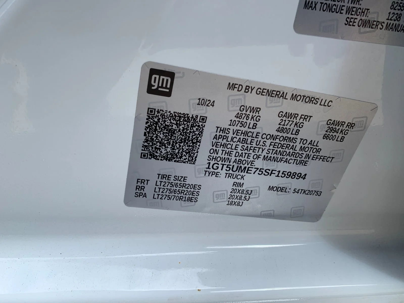 Used 2025 Summit White GMC SLE image 32