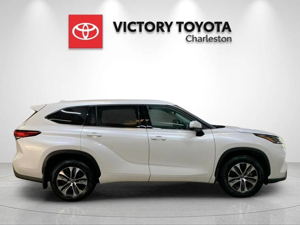 Used 2022 Beige Toyota XLE image 6