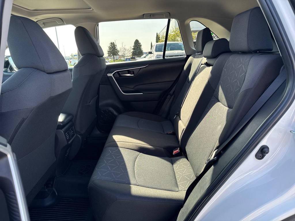 2025 Toyota RAV4 XLE - Photo 31