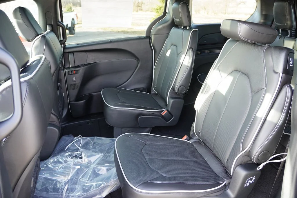 New 2026 Bright White Clear-Coat Exterior Paint Chrysler Limited image 12