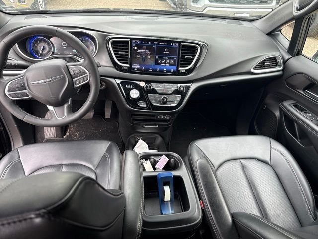 Used 2025 Black Chrysler Select image 25