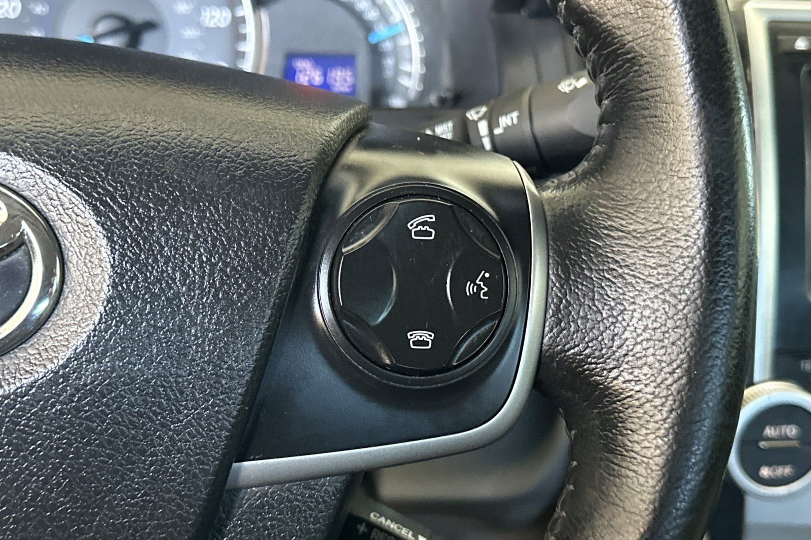 Used 2014 Silver Toyota XLE image 26