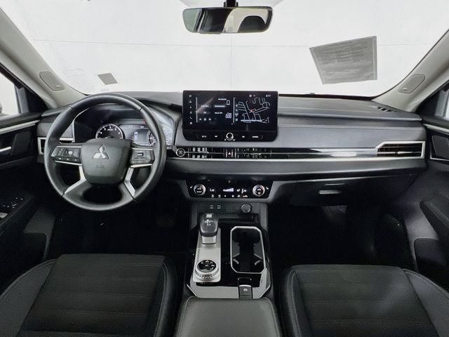 2025 Mitsubishi Outlander SE - Photo 25