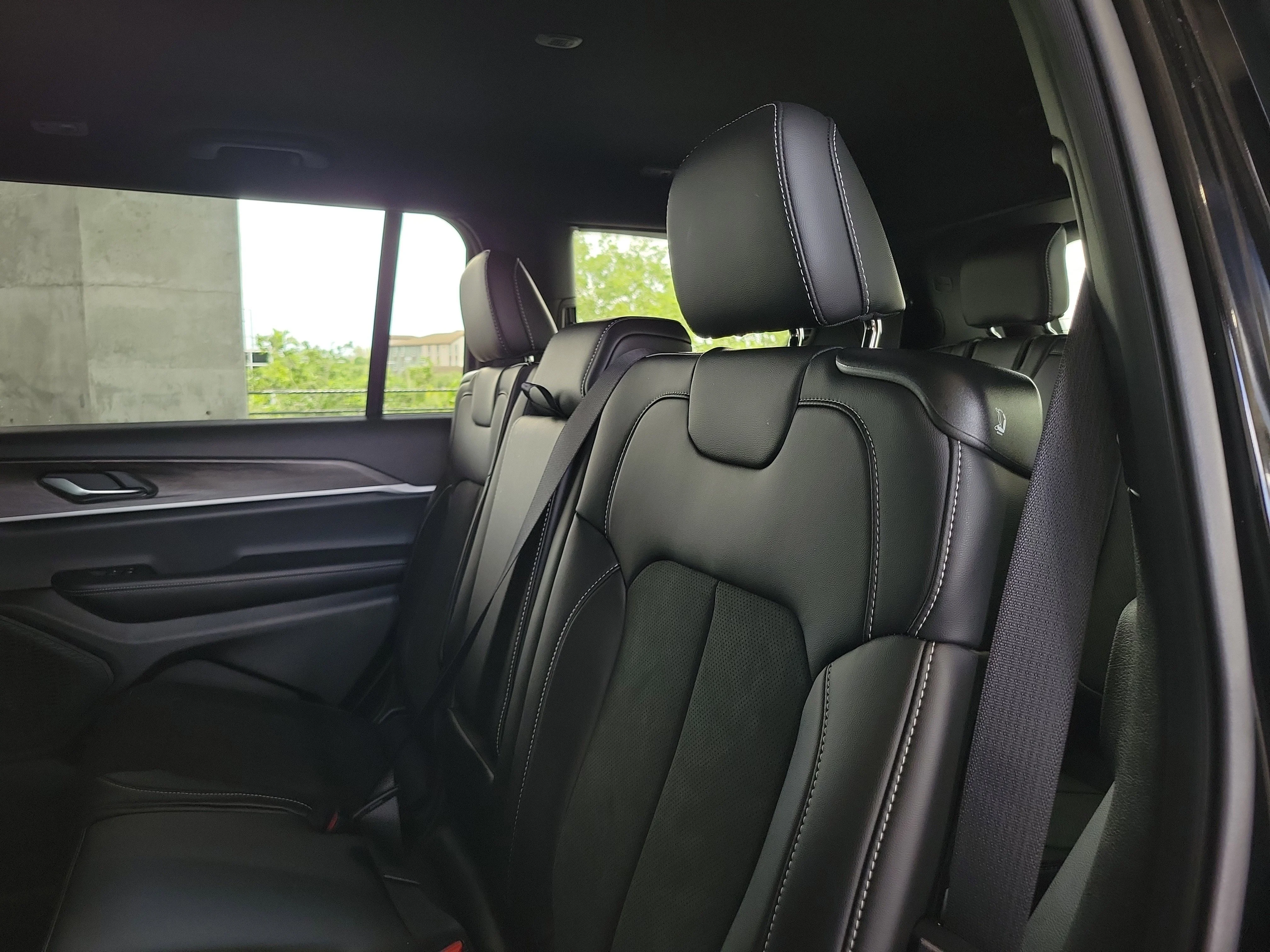 New 2026 Diamond Black Crystal Pearl-Coat Exterior Paint Jeep Laredo Altitude image 7