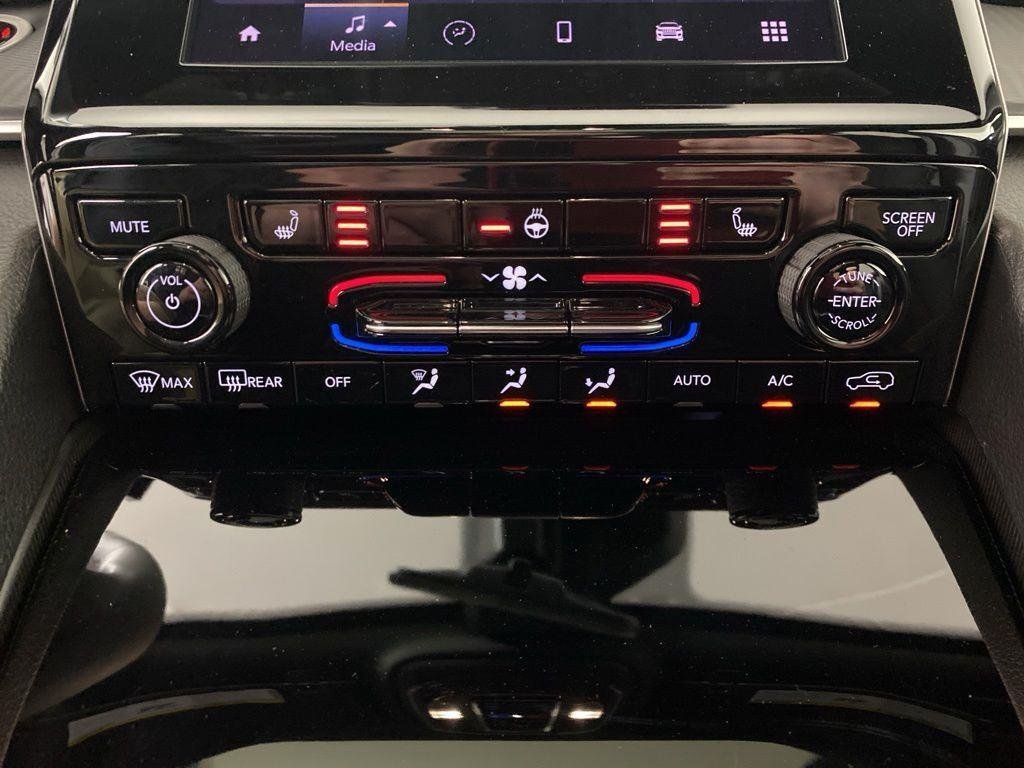 Used 2025 Diamond Black Crystal Pearlcoa Jeep Laredo X image 22