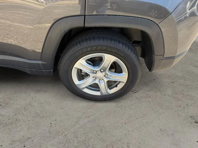 Used 2024 Gray Jeep Latitude image 14