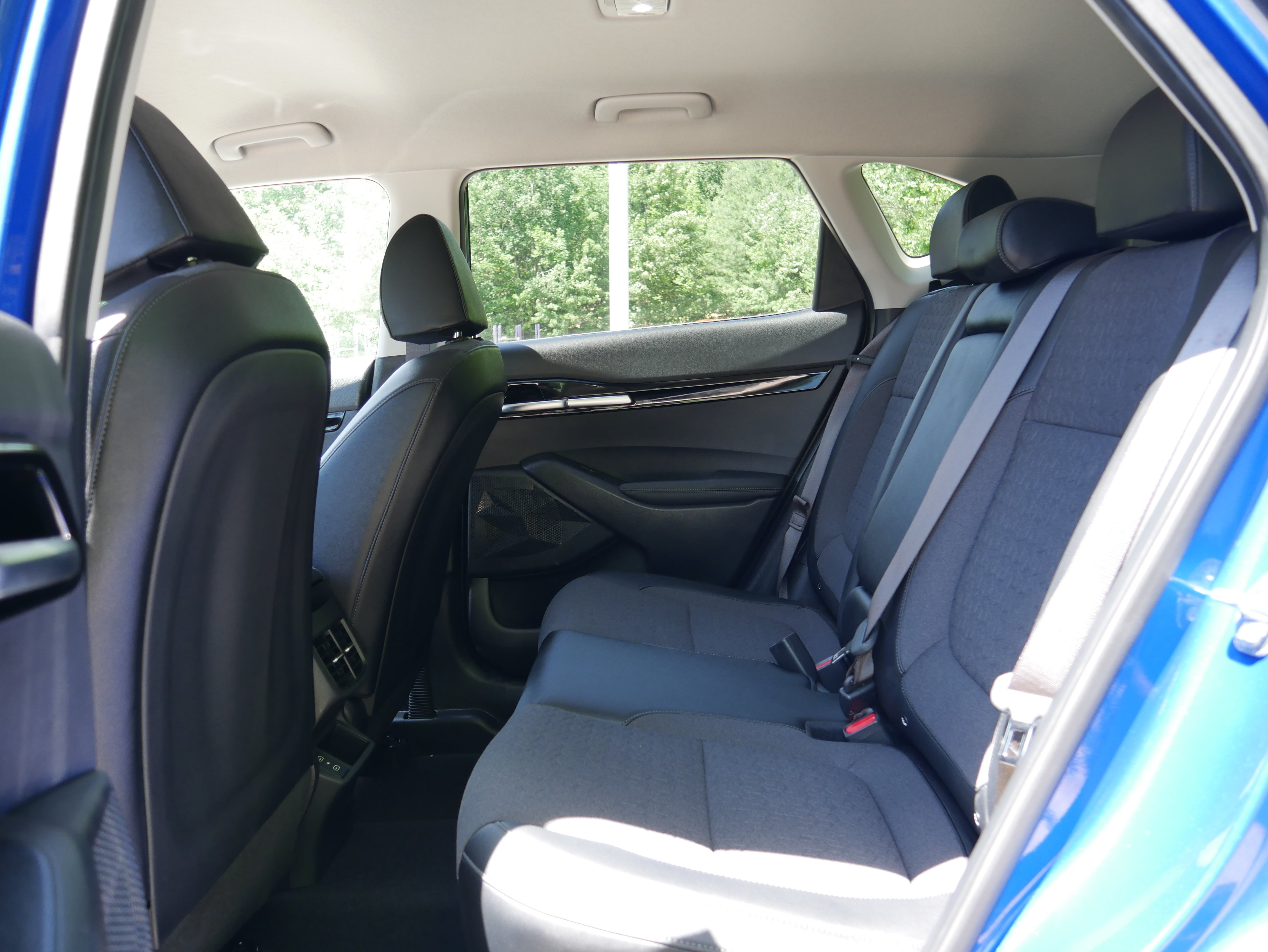 Used 2025 Neptune Blue Kia X-Line image 14