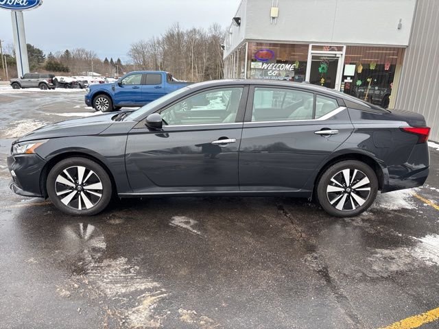 Used 2022 Nissan Altima SV with VIN 1N4BL4DW2NN329112 for sale in Manistee, MI