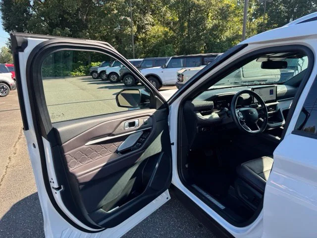 Used 2025 White Ford Platinum image 10