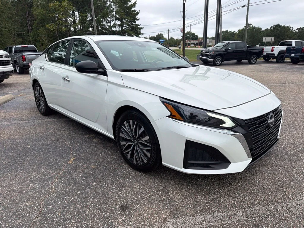 Used 2025 White Nissan SV image 7