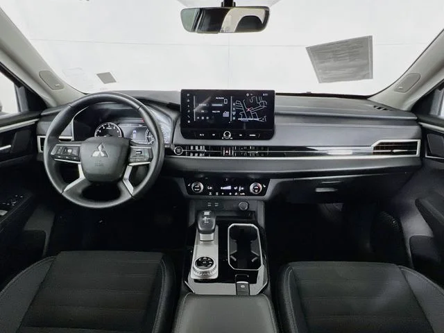 Used 2025 Silver Mitsubishi SE image 25