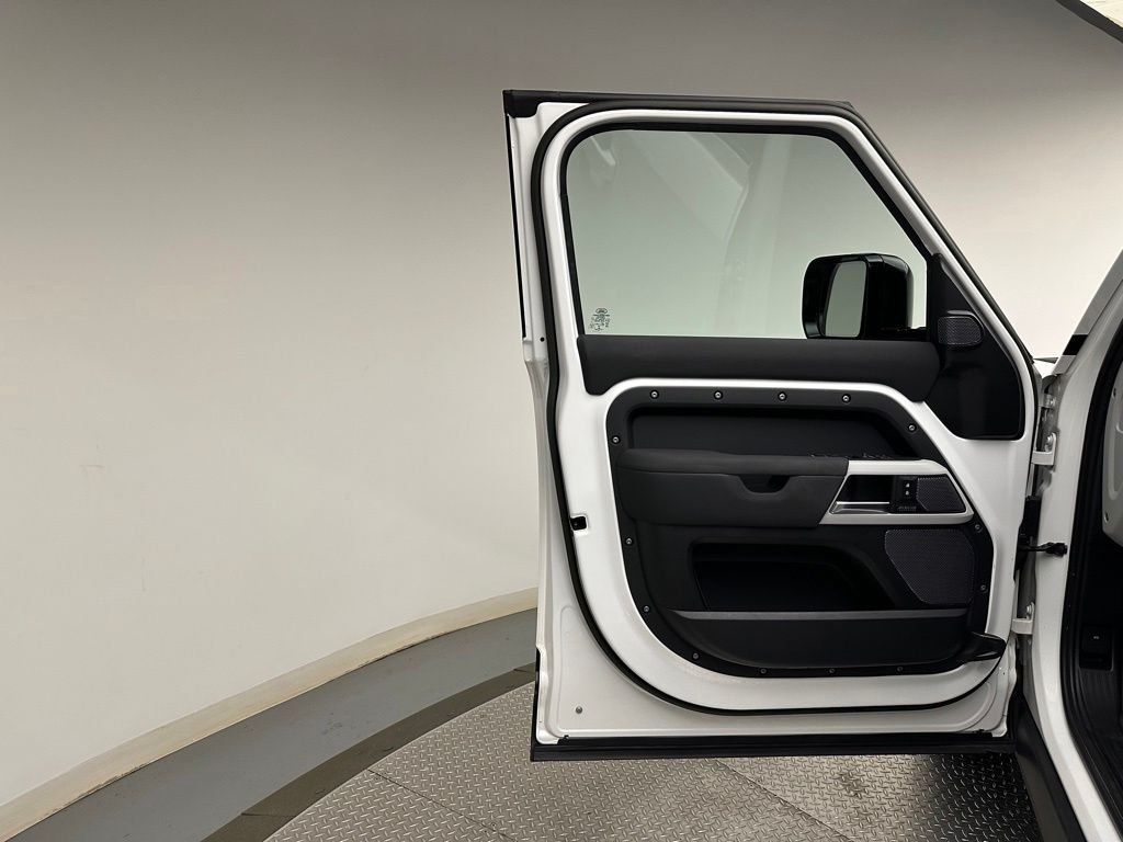 Used 2023 Fuji White Land Rover SE image 9