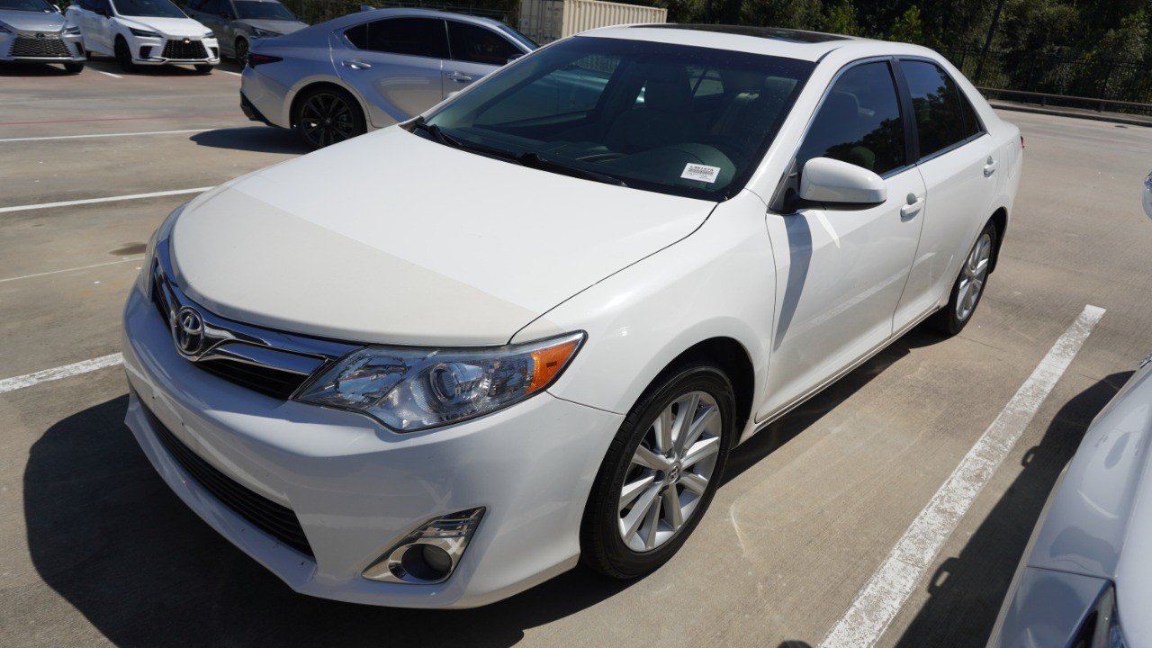 Used 2012 White Toyota XLE image 4