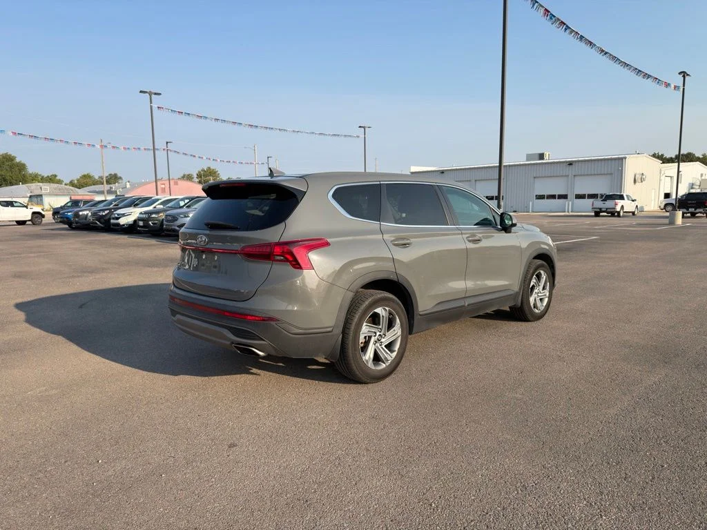 Used 2022 Gray Hyundai SE image 4