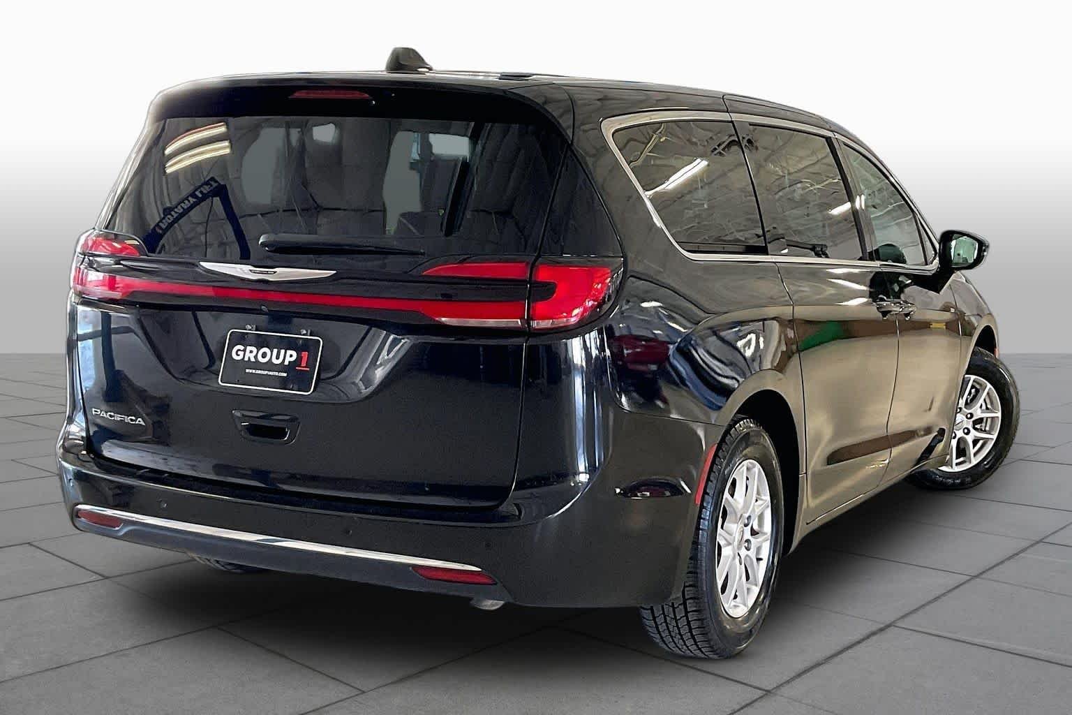 Used 2024 Brilliant Black Crystal Pearlcoat Chrysler Touring L image 12