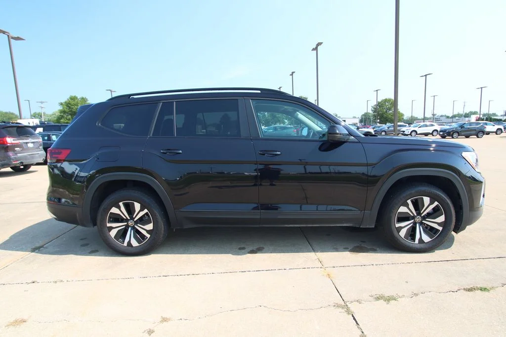 Used 2025  Volkswagen 2.0T SE image 4
